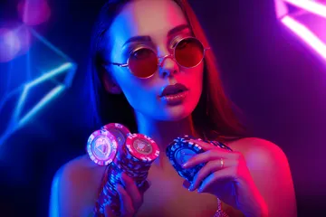 উজ্জ্বল স্লট মেশিনের পাশে হাস্যোজ্জ্বল এক নারী—যা 777BED–এর রোমাঞ্চকর স্লট সংগ্রহকে উপস্থাপন করে।